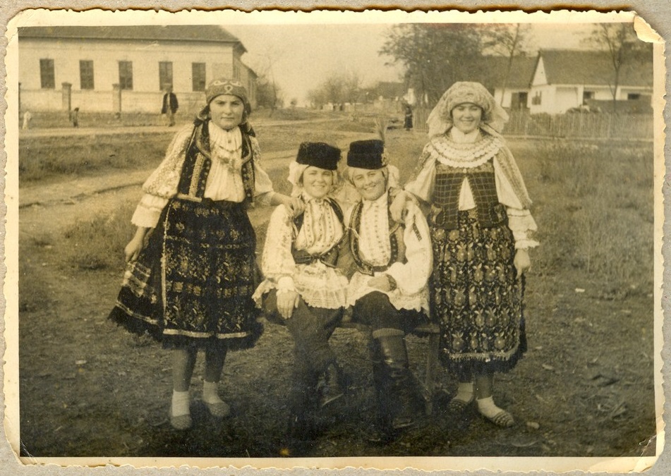 „Fašange“. Izvor: Ódry foto. Muzej Slavonije. (eKultura: https://ekultura.hr/items/2932019/)