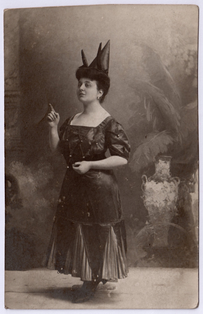 Atelijerska portretna fotografija. Izvor: Mihail Merćep. Muzej za umjetnost i obrt, Zagreb. (eKultura: https://ekultura.hr/items/2158793/)