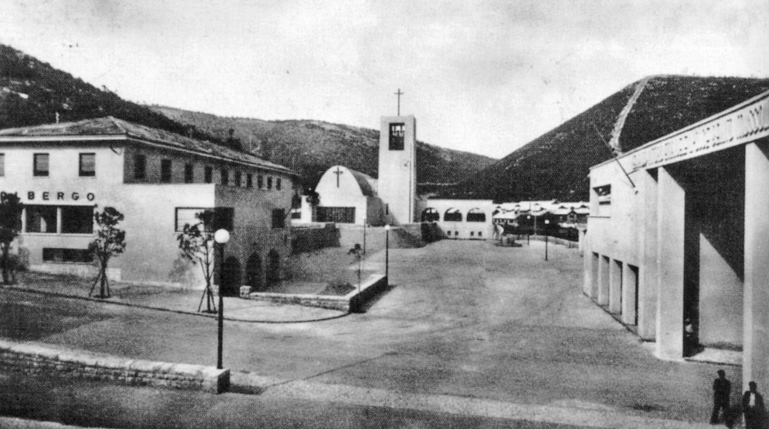 Trg u Raši, 1937. Izvor: Le opere del’Regime in Istria nel quinquenio 1933-1937, Pola: Editore F. Rocco, 1938. 