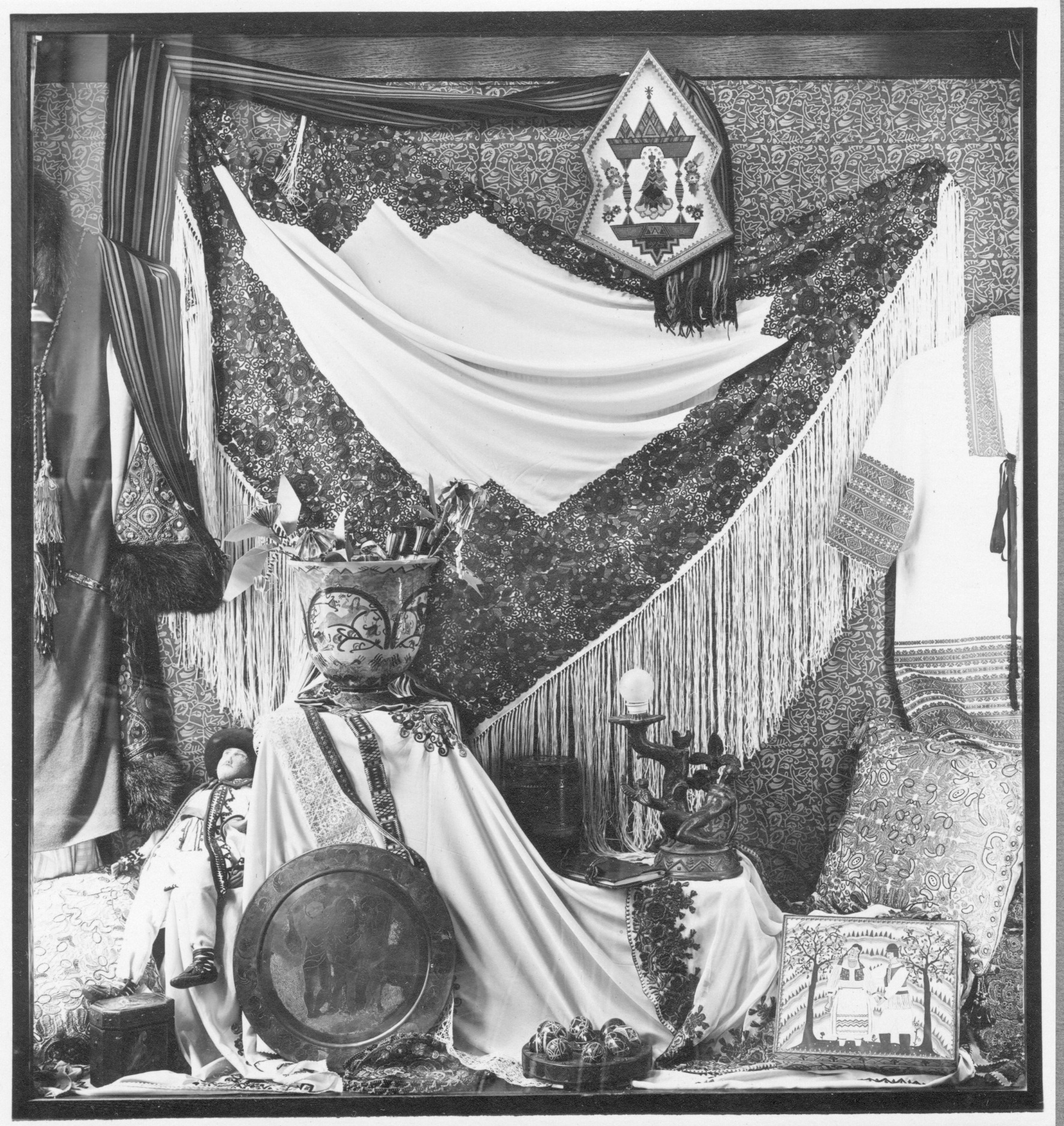 Postav u nacionalnom paviljonu Kraljevine SHS, Exposition internationale des Arts décoratifs et industriels modernes Paris, 1925.