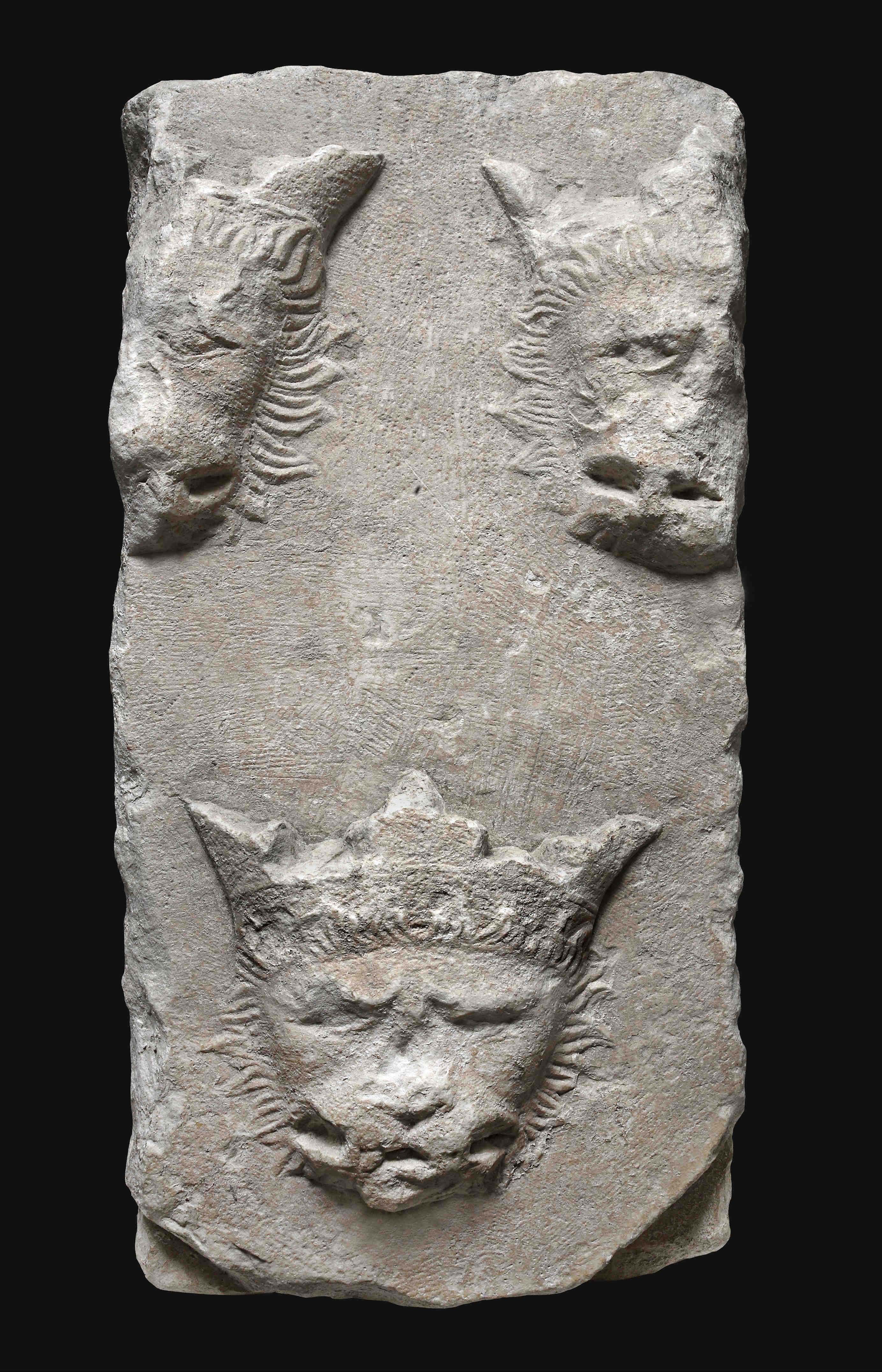 Kameni reljef s prikazom grba s tri leopardove s utvrde u Ostrovici kod Bribira. Izvor: Vedrana Delonga, Grb Dalmacije – najstariji poznati grb hrvatskih zemalja / Coat of Arms of Dalmatia – the Oldest Known Coat of Arms of the Croatian Countries, /prospekt/, Split: Muzej hrvatskih arheoloških spomenika [2009]; Dubravka Peić Čaldarović – Nikša Stančić, Povijest hrvatskoga grba, Zagreb: Školska knjiga, 2011., str. 29