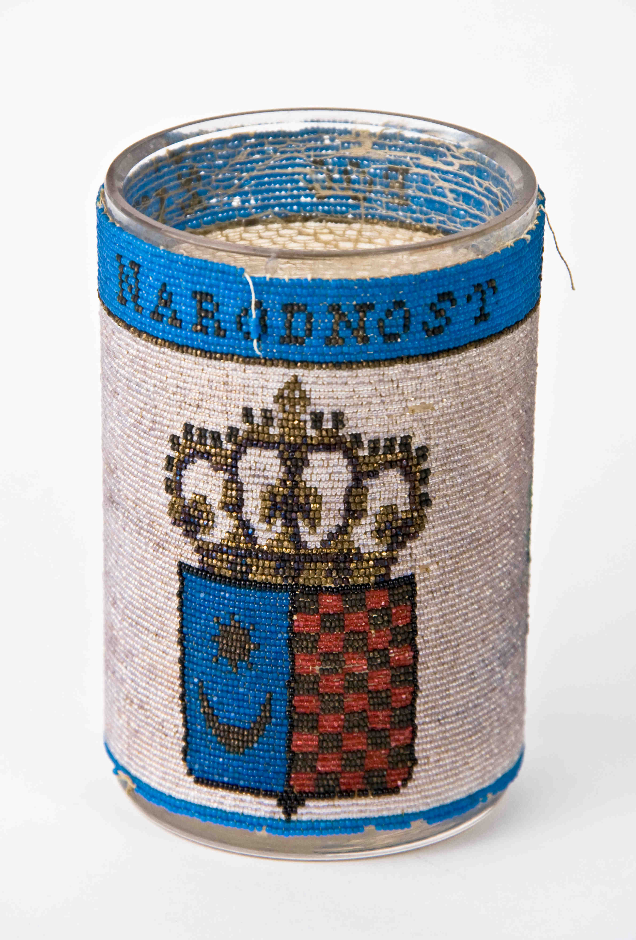„Ilirska“ čaša s motivom „ilirskog“ i hrvatskog grba. Izvori: Hrvatski narodni preporod 1790-1848. Hrvatska u vrijeme Ilirskog pokreta [Muzej za umjetnost i obrt, Zagreb, 17. XII. 1985. – 17. III. 1986.], Povijesni muzej Hrvatske, Muzej za umjetnost i obrt, Muzej grada Zagreba, Globus, 1985.; Marijan Grakalić, Hrvatski grb. Grbovi hrvatskih zemalja, Zagreb: Nakladni zavod Matice hrvatske, 1990., str. 48-49; D. Peić Čaldarović, N. Stančić, Povijest hrvatskoga grba, Zagreb: Školska knjiga, 2011., str. 150