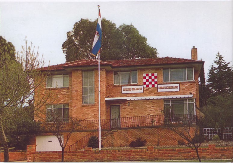 Protu-jugoslavenski orijentirani iseljenici uspostavili su 1977. neslužbeno hrvatsko poslanstvo u Canberri, glavnom gradu Australije. Čin je privukao veliku pozornost australske i šire svjetske javnosti, a rezultirao je i zaoštravanjem diplomatskih odnosa s Jugoslavijom. Djelovanje mu je zabranjeno nakon 1979. godine. (Fabijan Lovoković, Hrvatske zajednice u Australiji: nastojanja i postignuća, Sydney: Središnji odbor hrvatskih društava Australije, 2010). Dostupno na: https://digitalna.nsk.hr/?pr=i&id=58627