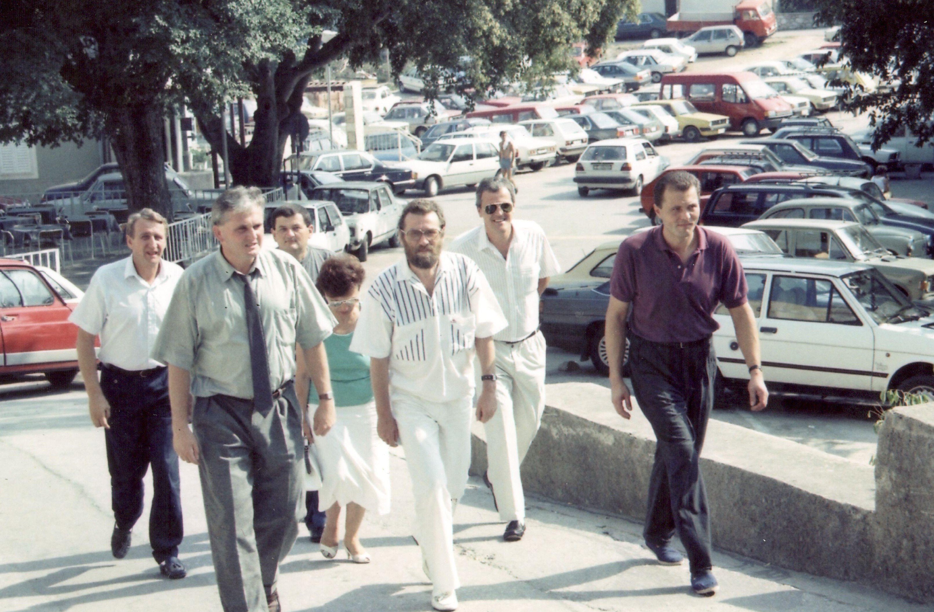 Kolovoz 1990., u šetnji Vrbnikom: dipl. iur. Vladimir Šeks sa suprugom i dr. Krunislav Olujić u pratnji prof. Ivana Matanića, predsjednika Skupštine općine Krk, vijećnika Željka Juranića, Josipa Volarića-Maksa i Josipa Volarića-Kikija (izvor: Hrvatski Ustav i njegov »Krčki nacrt« (1990.), str. 225)