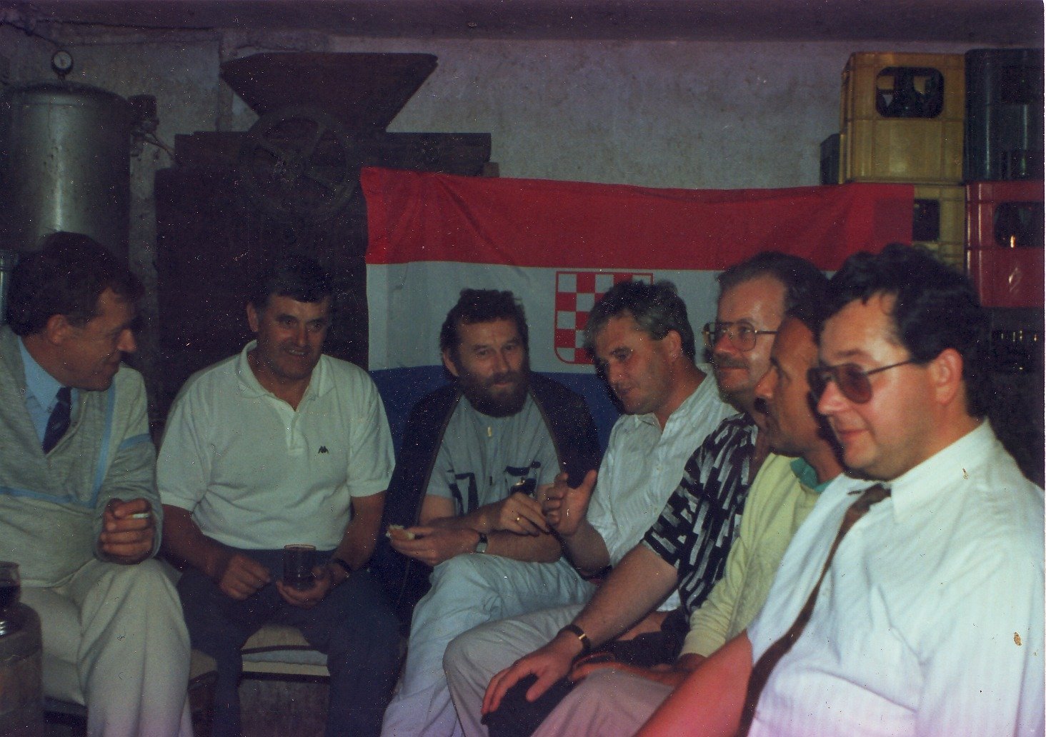 Kolovoz 1990., u konobi Josipa Šamanića (Sv. Vid-Miholjice), slijeva nadesno: dr. Ljubomir Valković, Josip Šamanić, dipl. iur. Vladimir Šeks, prof. Ivan Matanić, Mladen Juranić, prof. dr. Smiljko Sokol i Boris Mrakovčić / Iz albuma Josipa Šamanića (izvor: Hrvatski Ustav i njegov »Krčki nacrt« (1990.), str. 227)
