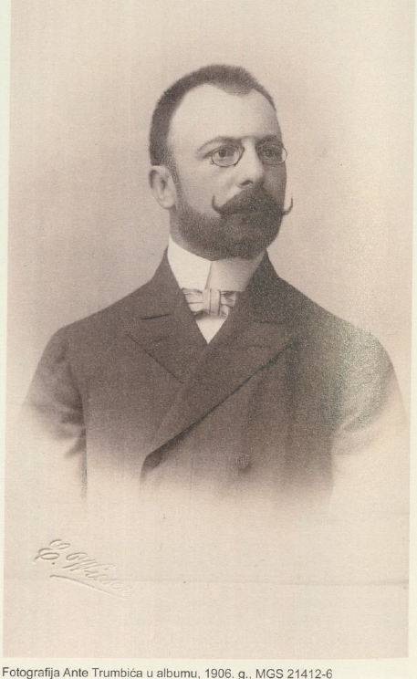 Fotografija Ante Trumbića u albumu, 1906. g., Muzej grada Splita (MGS) 21412-6. Izvor: Čipčić, Marijan (autor kataloga). Splitski gradonačelnici: (1882. – 1918.): život i uspomene. 2. izd. Split: Muzej grada Splita, 2021., str. 90