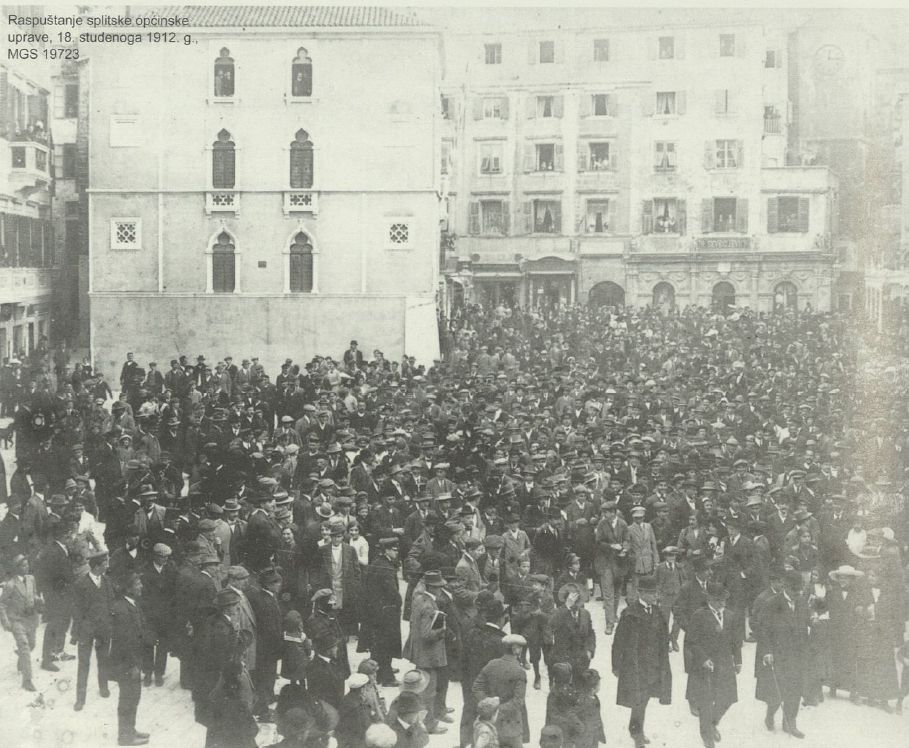 Raspuštanje splitske općinske uprave, 18. studenoga 1912. g., Muzej grada Splita (MGS) 19723. Izvor: Čipčić, Marijan (autor kataloga). Splitski gradonačelnici: (1882. – 1918.): život i uspomene. 2. izd. Split: Muzej grada Splita, 2021., str. 106