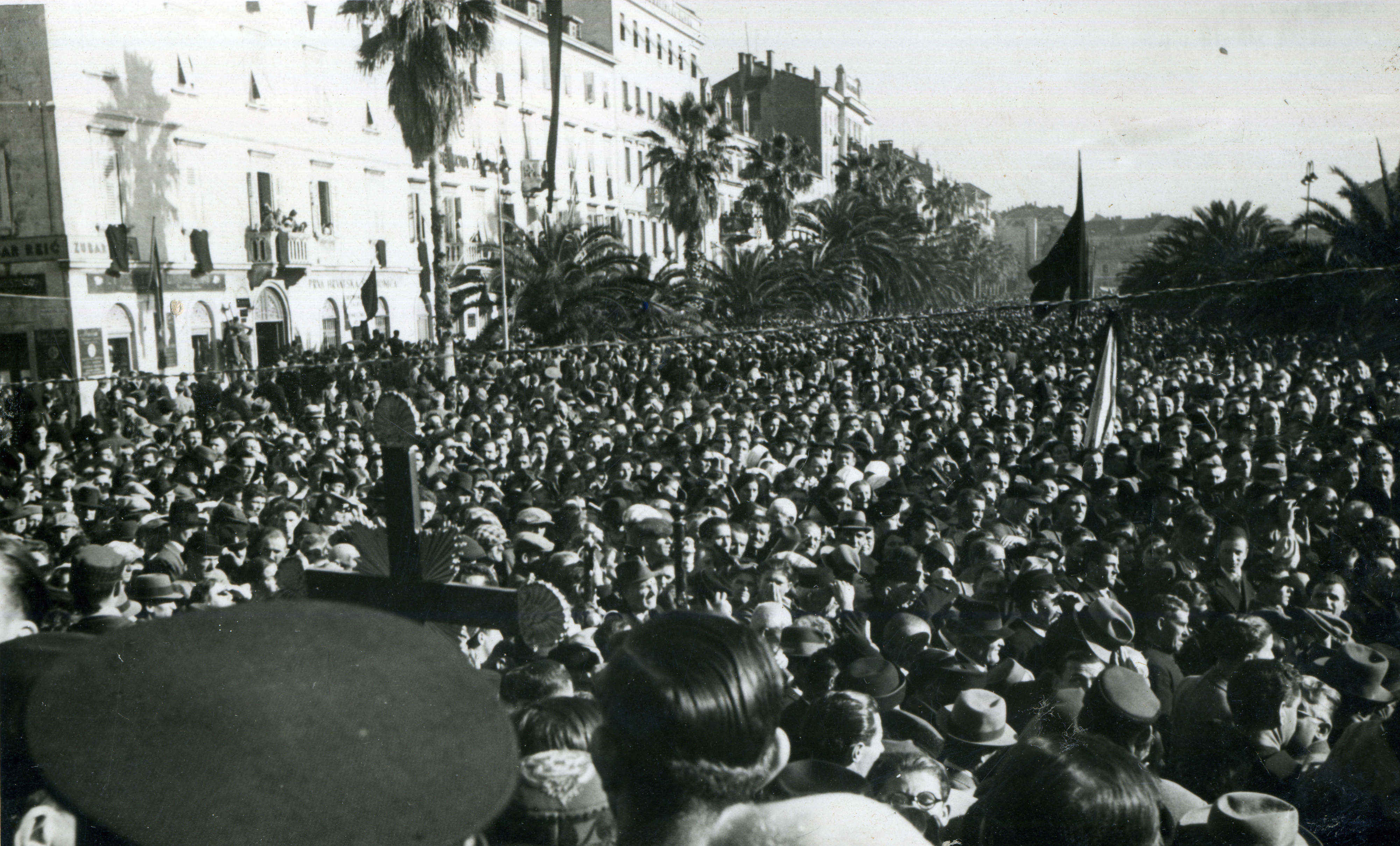 Sprovod dr. Ante Trumbića, splitska Riva 1938. godine. Fotografija u vlasništvu Muzeja grada Splita.