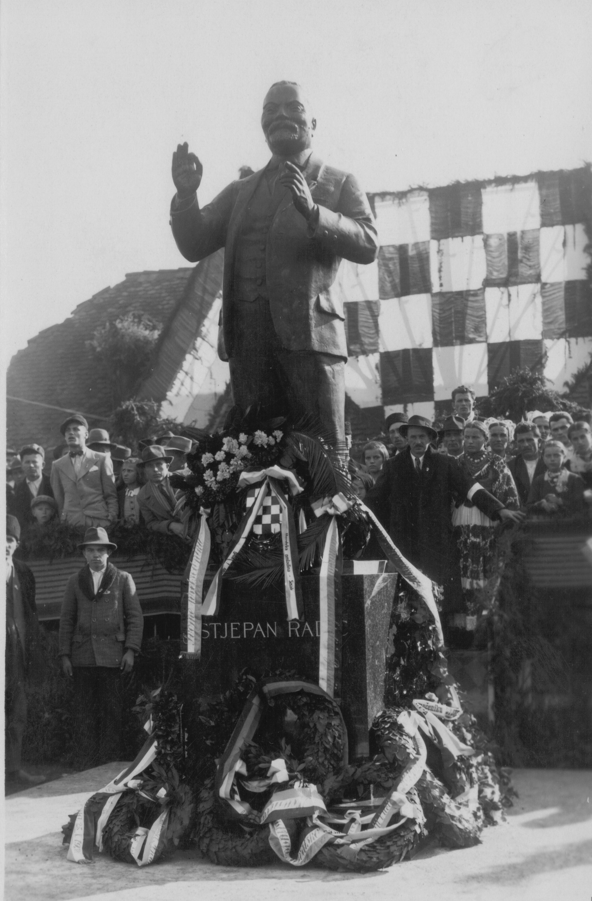 Svečano otkrivanje spomenika Stjepanu Radiću u Petrinji 1936. Izvor: foto Dane Malić, u vlasništvu nasljednika.