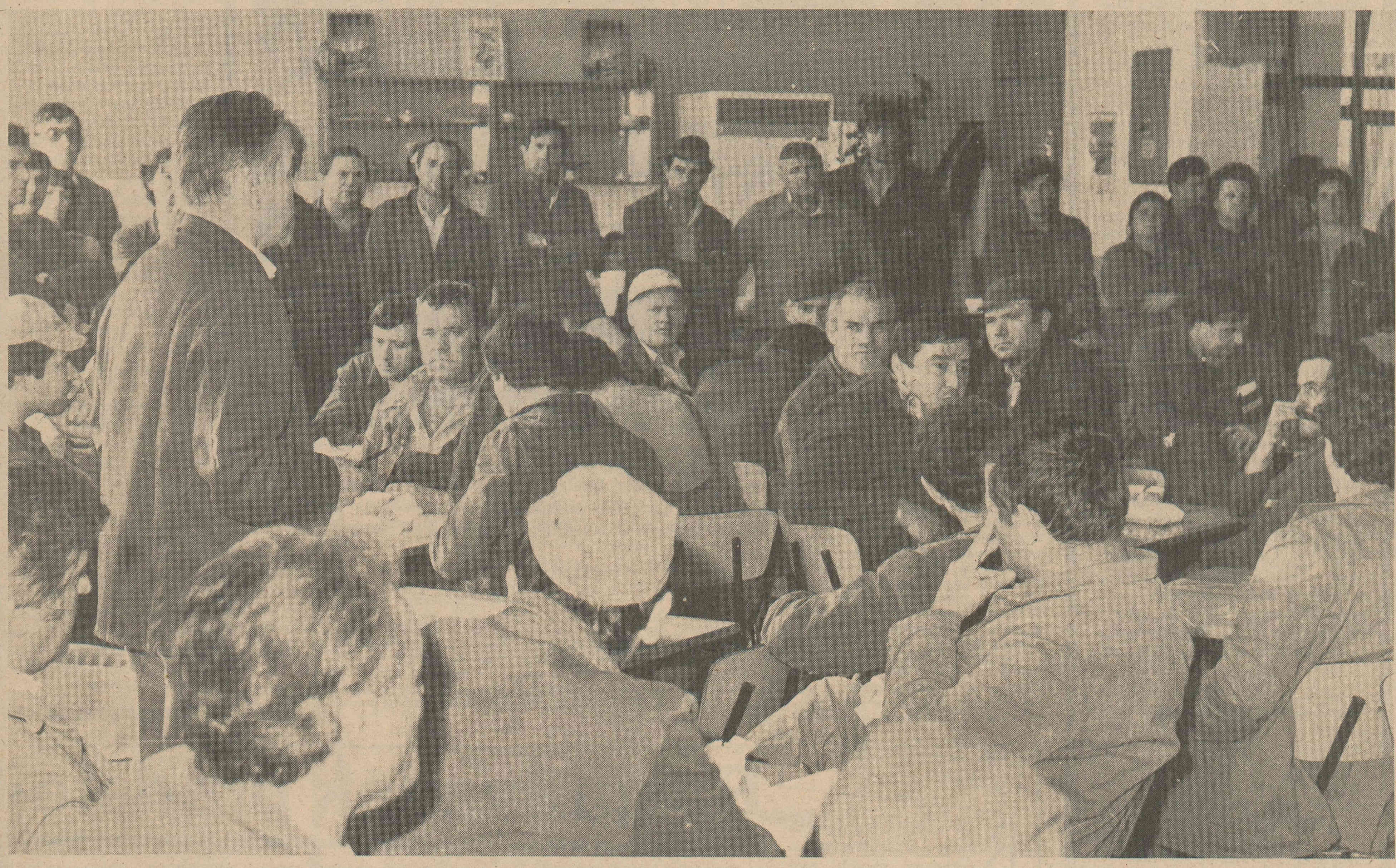 Radni sastanak grupe radnika „Brodosplita“ krajem 1984. godine. (IZVOR: Brodosplit, glasilo radnika Brodograđevne industrije „Split“ – Split, br. 18, 14. studenoga 1984., str. 1)