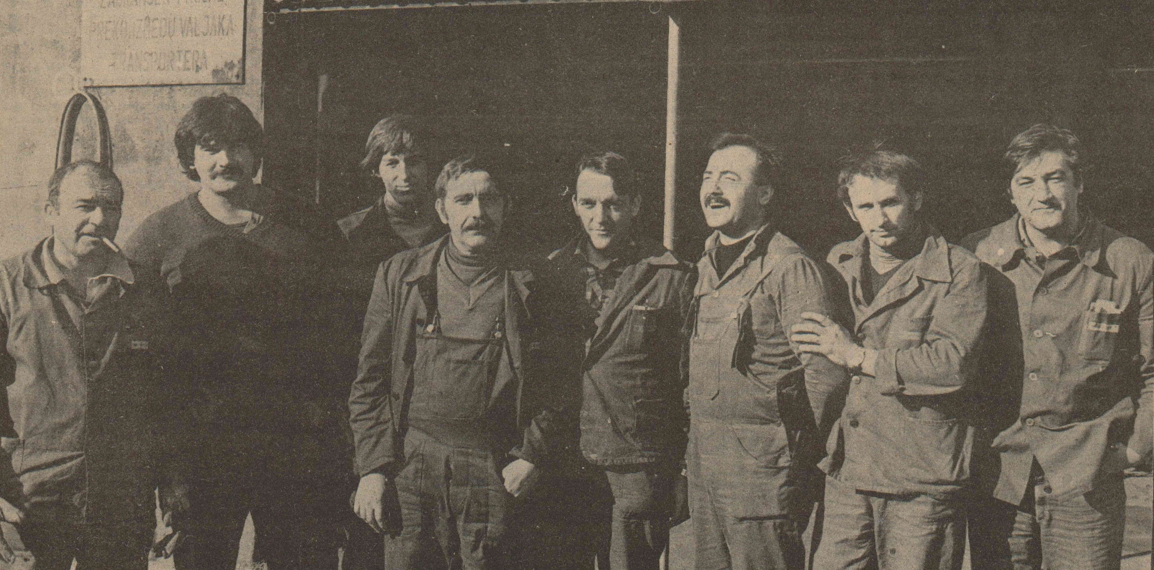Grupa radnika „Brodosplita“ snimljena početkom 1983. godine. (IZVOR: Brodosplit, glasilo radnika Brodograđevne industrije „Split“, - Split, br. 3, 18. veljače 1983., str. 1)