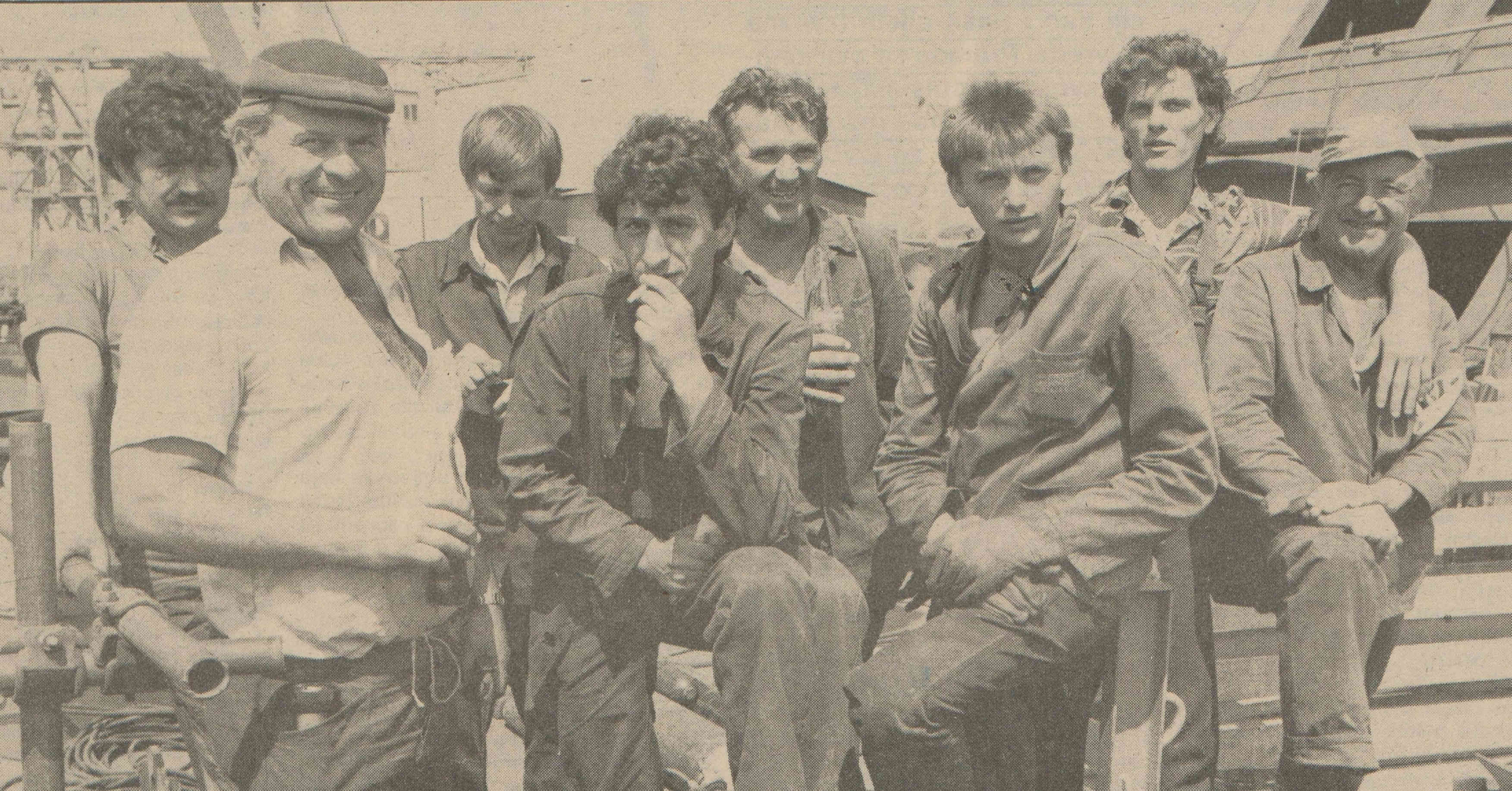 Grupa radnika „Brodosplita“ snimljena 1987. godine. (IZVOR: Brodosplit, glasilo radnika Brodograđevne industrije „Split“ – Split, br. 13-14, 17, srpnja 1987., str. 1)