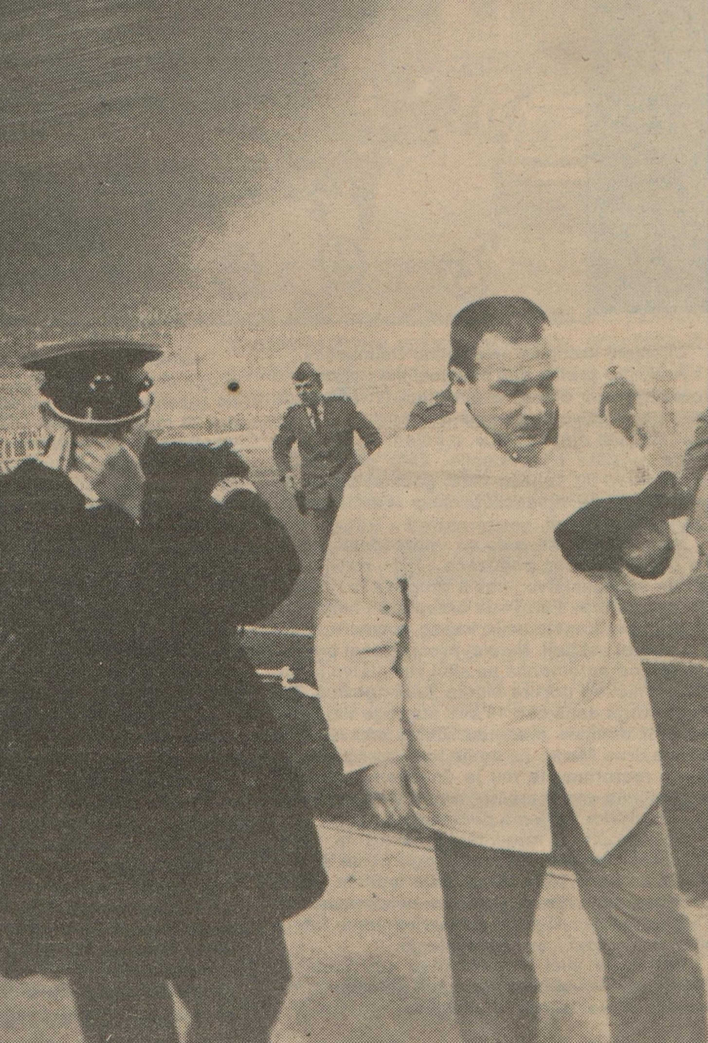 U studenom 1987. godine na nogometnoj utakmici splitskog „Hajduka“ i francuskog kluba „Olympique“ na Poljudu, došlo je do teškog incidenta, odnosno bacanja suzavca zbog čega je utakmica prekinuta. (IZVOR: Nedjeljna Dalmacija, br. 863, 15. studenoga 1987.)