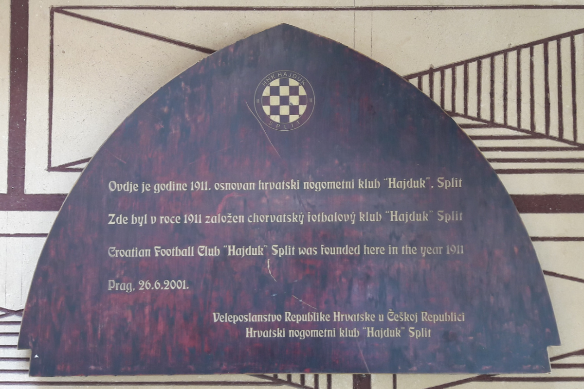 Spomen ploča na pivnici U Fleků u Pragu gdje je 1911. osnovan današnji HNK Hajduk Split (fotografija autor Stipica Grgić)