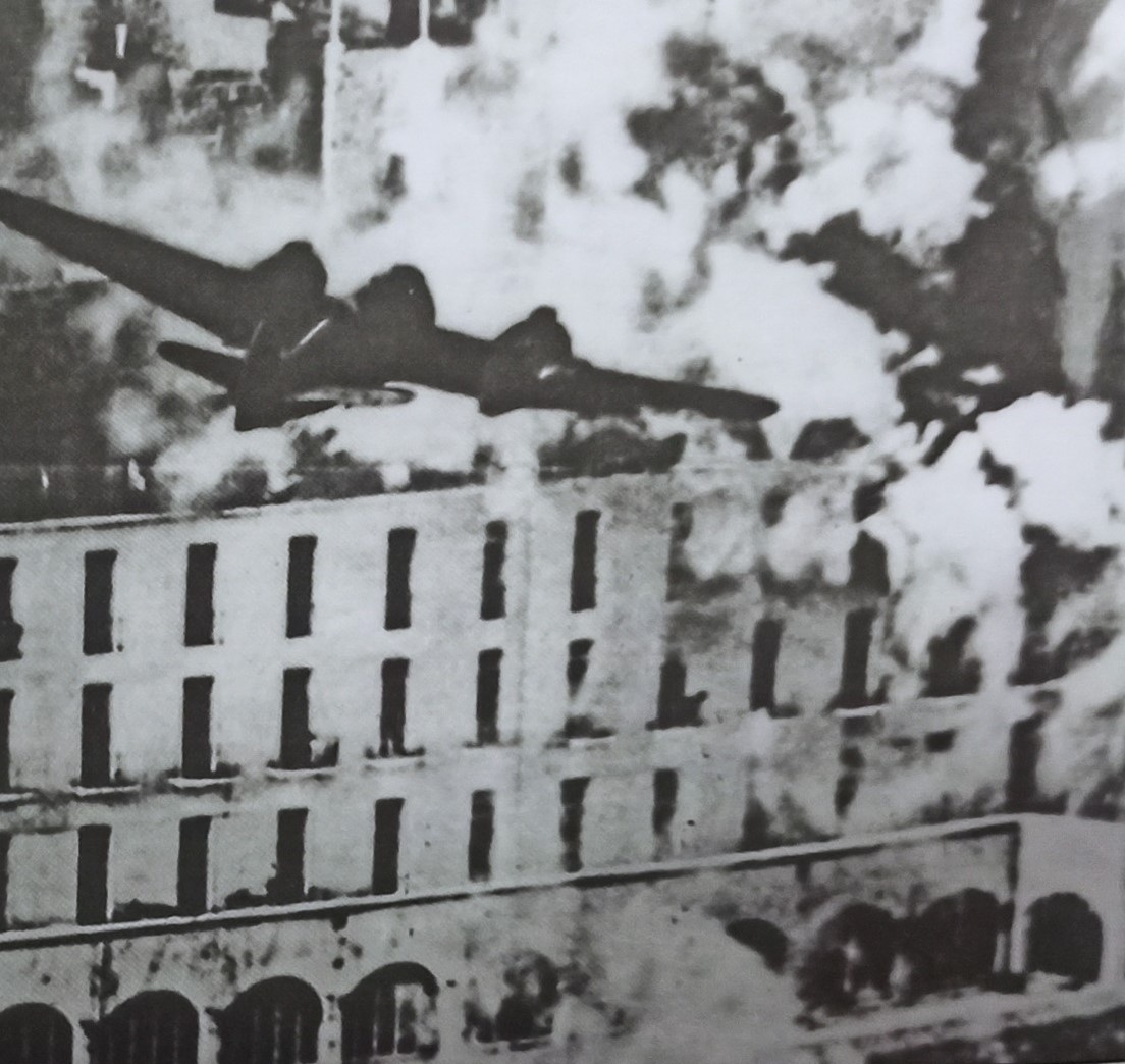 Bombardiranje Hotela Excelsior u Drugom svjetskom ratu. Izvor: Lukša Lucianović, Povijest dubrovačkog hotelijerstva (od prvog prenoćišta u Dubrovačkoj Republici do modernih pansiona i hotela uoči Domovinskog rata), Dubrovnik: Udruga za očuvanje tradicije dubrovačkog turizma Dubrovački izlog, 2014.