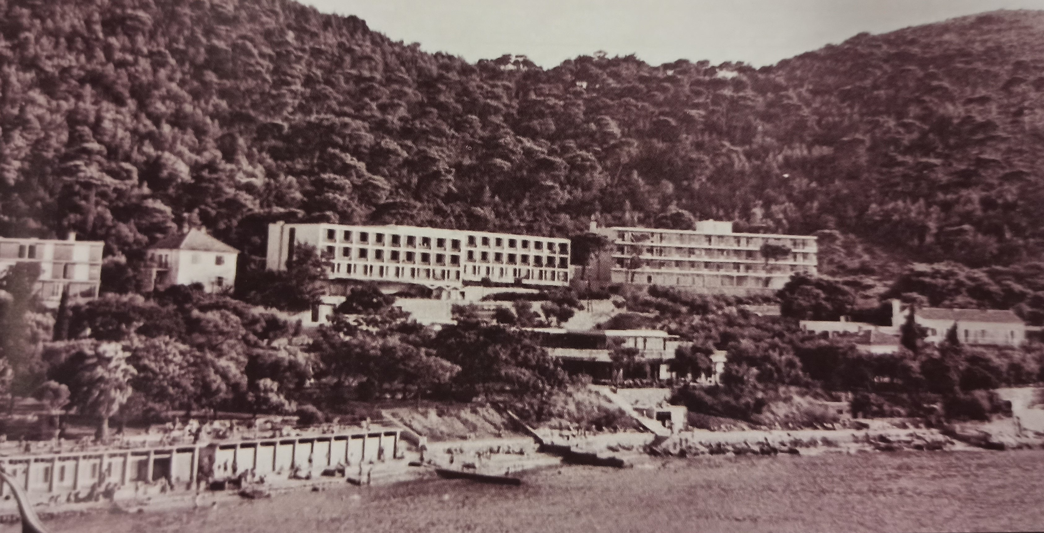 Hotel Adriatic. Izvor: Lukša Lucianović, Povijest dubrovačkog hotelijerstva (od prvog prenoćišta u Dubrovačkoj Republici do modernih pansiona i hotela uoči Domovinskog rata), Dubrovnik: Udruga za očuvanje tradicije dubrovačkog turizma Dubrovački izlog, 2014.