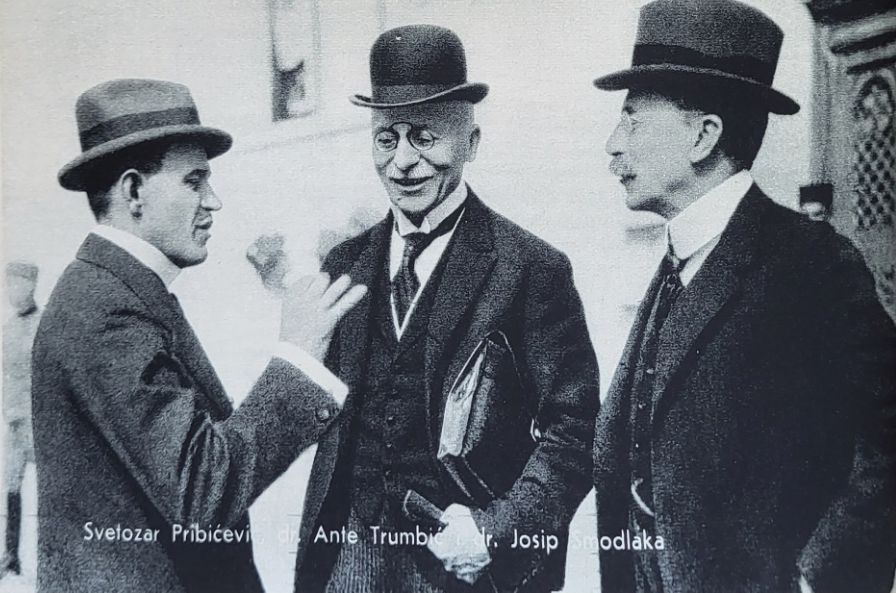 Poslanici S. Pribićević i A. Trumbić s J. Smodlakom koji nije dobio mandat. Izvor: Josip Horvat, Politička povijest Hrvatske II, 209.