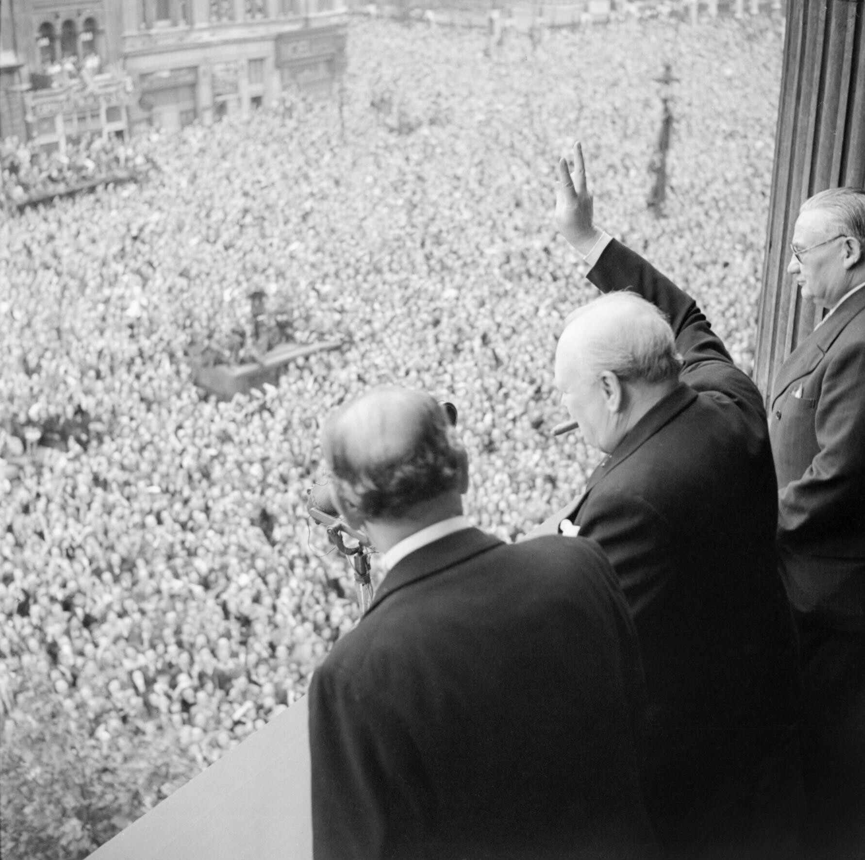 Britanski premijer, sir Winston Churchill (Sir Winston Leonard Spencer Churchill) koristio je za vrijeme Drugoga svjetskog rata znak “V” u značenju “pobjede”, koji se u tom značenju koristi i danas. Izvor: Javna domena.