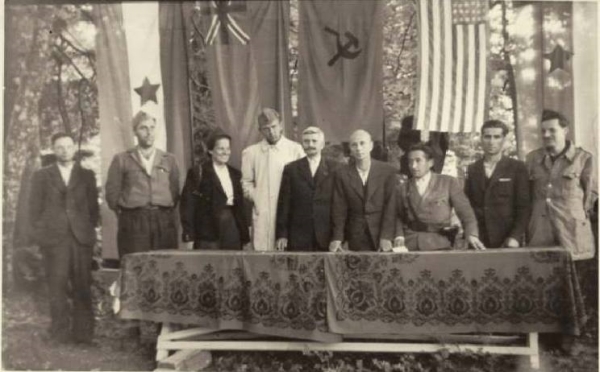 Dio članova Izvršnog odbora ZAVNOH-a na Prvom zasjedanju na Plitvičkim jezerima, 14. lipnja 1943. S lijeva na desno: Duško Brkić, Jakov Blažević, Vlatka Babić, Đoko Jovanić, Filip Lakuš, Pavle Gregorić, Stanko Opačić, Šime Balen i Branko Zlatarić. Izvor: https://www.muzejavnoj.ba/virtualna_tura/hrvatska-2/