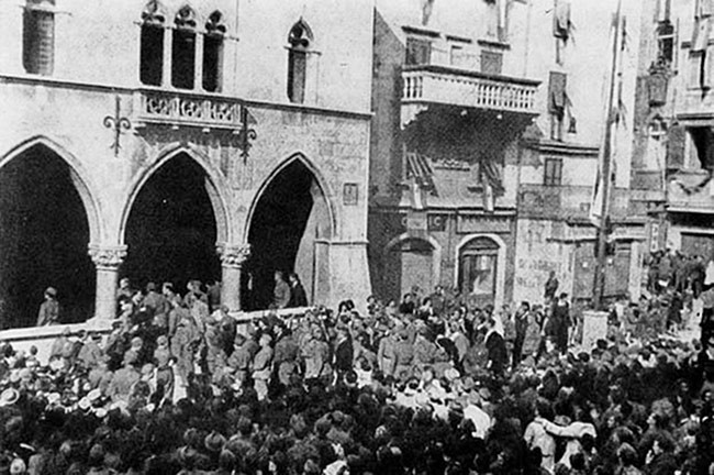 Osnivanje Narodne vlade u Splitu 14. travnja 1945. Raspoloženje pred Gradskom vijećnicom. Izvor: https://www.antifasisticki-vjesnik.org/hr/kalendar/4/14/182/; Vjesnikov kalendar, 25.12.2025.